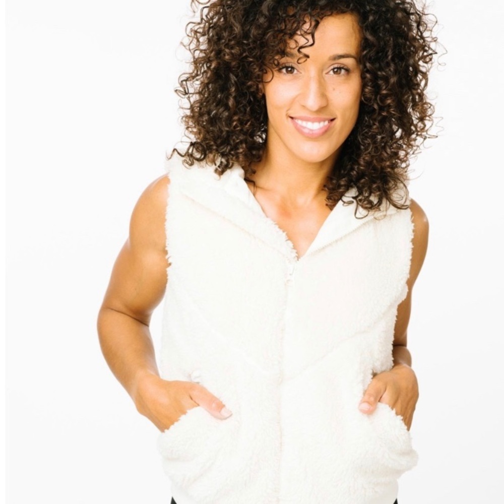 Zyia Cream Teddy Vest.  Size L.  NWT!